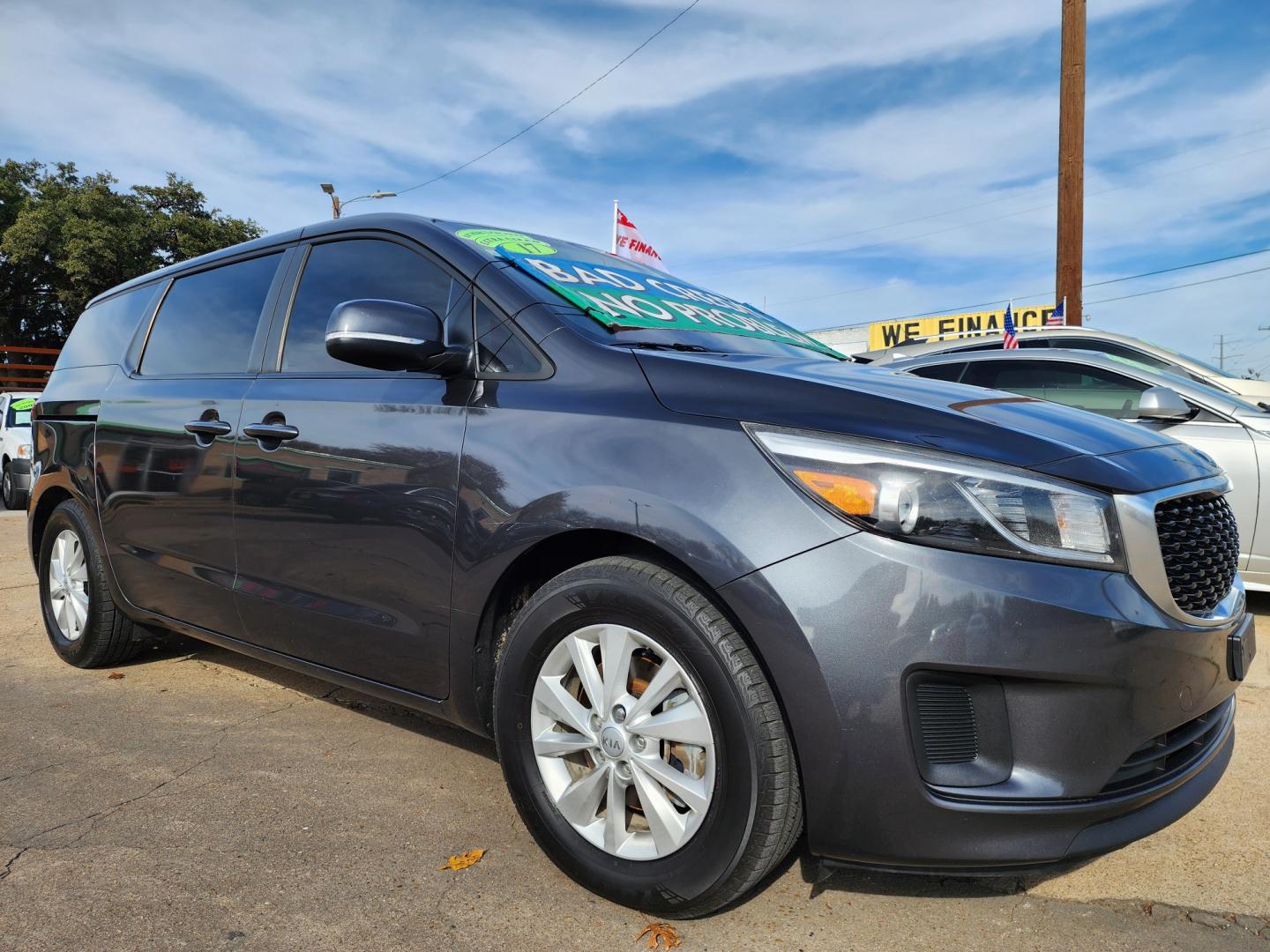 2017 GRAY Kia Sedona LX (KNDMB5C16H6) , AUTO transmission, located at 2660 S.Garland Avenue, Garland, TX, 75041, (469) 298-3118, 32.885551, -96.655602 - Welcome to DallasAutos4Less, one of the Premier BUY HERE PAY HERE Dealers in the North Dallas Area. We specialize in financing to people with NO CREDIT or BAD CREDIT. We need proof of income, proof of residence, and a ID. Come buy your new car from us today!! This is a Very clean 2017 HYUNDAI KIA - Photo#1